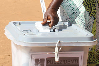 Casting vote in a ballot box