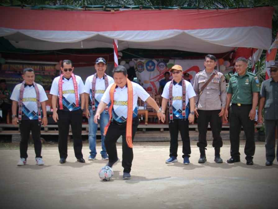 Wakil Bupati Sekadau, Subandrio saat membuka kegiatan Pekan Olahraga dan Seni (PORSENI) Tingkat SD Se-Kecamatan Belitang.