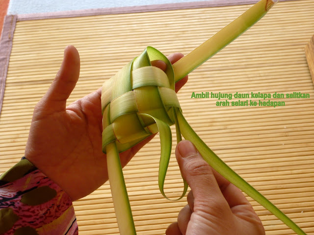  tapi terkadang kita tidak tahu cara menganyam slongsong ketupat yang terbuat dari daun ke Cara Menganyam Slongsong Ketupat Untuk Lebaran