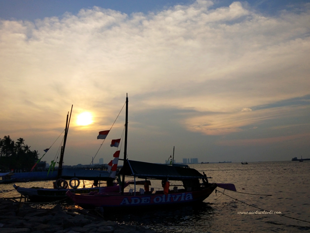 Memburu Senja di Pantai Marina