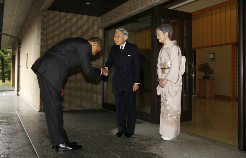 파일:external/www.readingthepictures.org/Obama-Bow.jpg