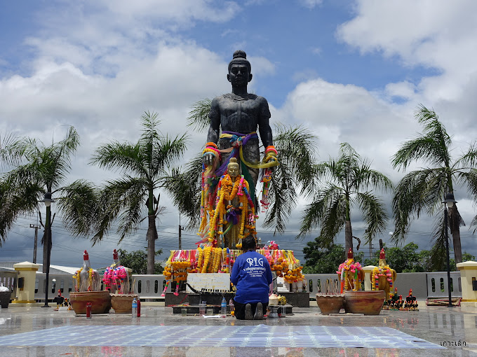 Pho Khun Pha Mueang Monument