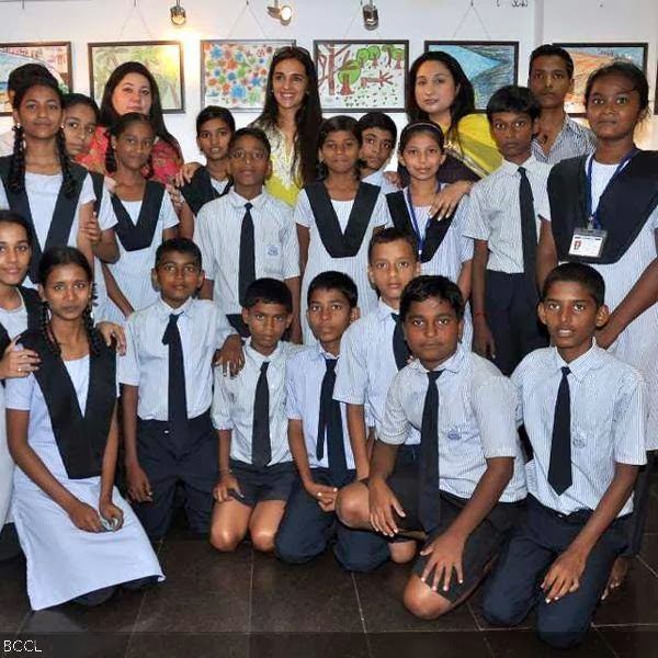 Tara Sharma poses with children at the launch of their painiting exhibition, held in Mumbai, on October 9, 2013. (Pic: Viral Bhayani)