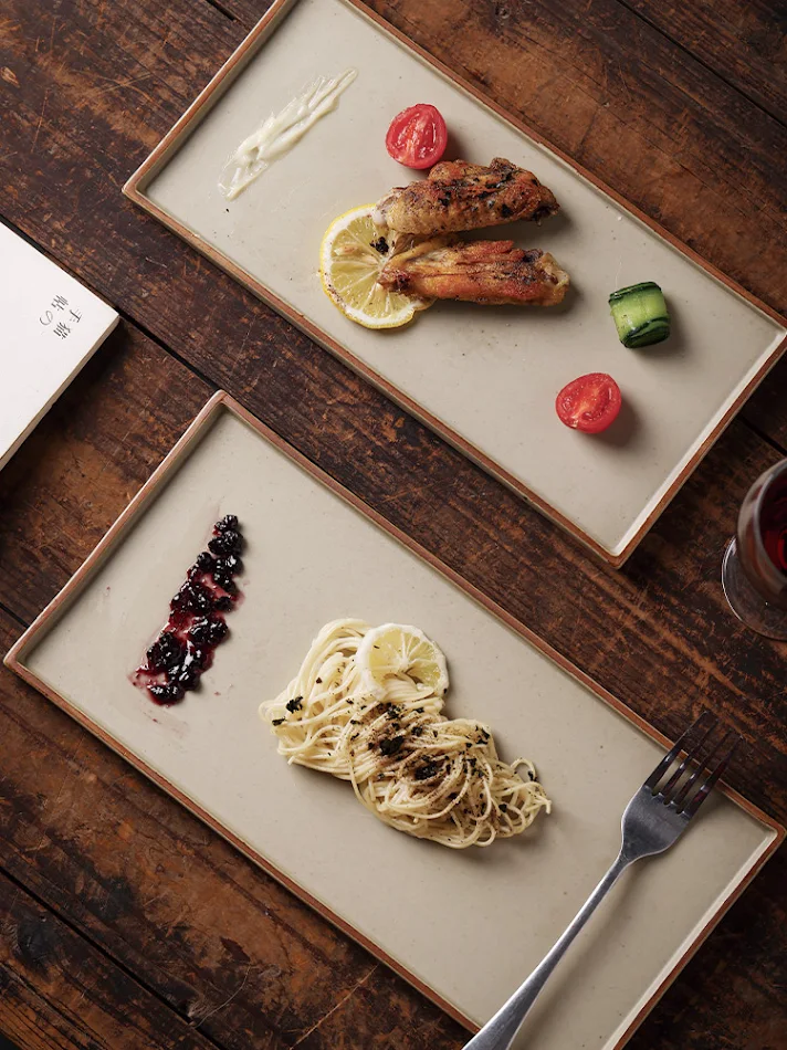 Huishoud Sashimi Plate, Lang. Serveer sushi en sashimi stijlvol met deze elegante en duurzame plaat. Perfect voor thuisgebruik, mooi design.