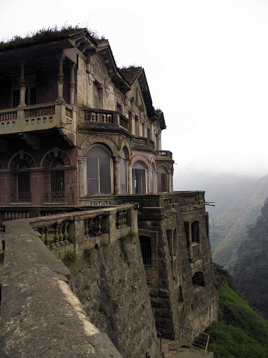 Hotel del Salto, na cascata dos suicidas