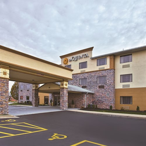 La Quinta Inn & Suites by Wyndham Fairborn Wright-Patterson logo