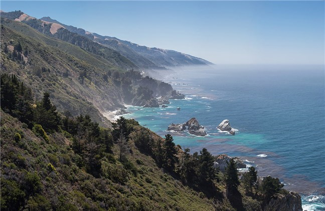 La última versión de Mac OS se llama Big Sur, como esta costa de California