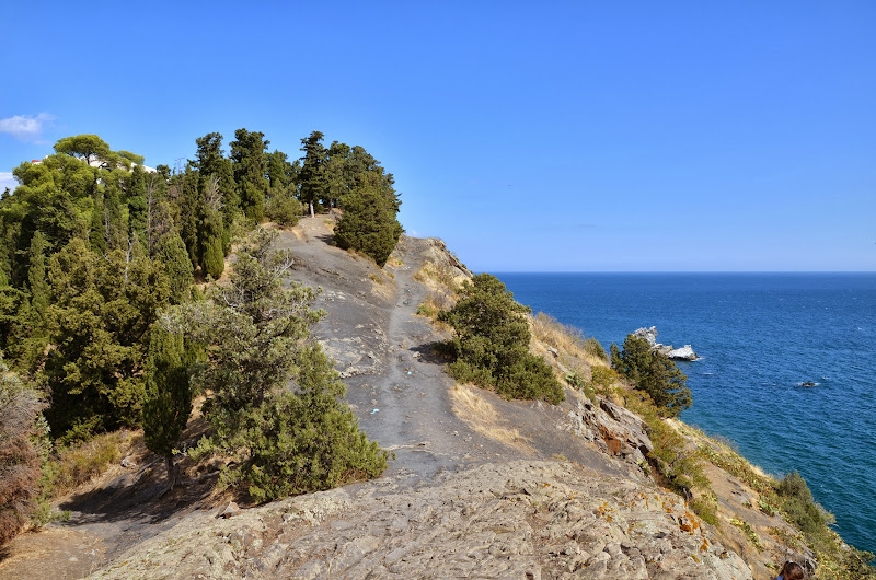 Поселки на побережье крыма. Утес мыс Плака Крым. Крым поселок Кучук Ламбат. Утес Карасан Крым. Партенит мыс Плака.