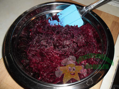 Приготовление салата из свеклы с грецкими орехами и чесноком Приготовление салата из свеклы с грецкими орехами и чесноком