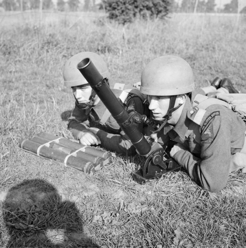 파일:external/upload.wikimedia.org/Men_of_1st_Royal_Ulster_Rifles%2C_1st_Airborne_Division%2C_demonstrate_the_2-inch_mortar%2C_29_August_1942._H23359.jpg