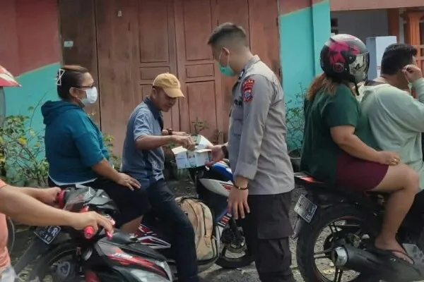 Tim langsung membagikan masker kepada warga dan petugas yang melaksanakan kegiatan kemanusiaan, Jumat (19/4/2024). (Foto istimewa)