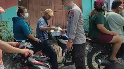 Tim Dokkes Polda Sulut Bagikan Masker untuk Warga Terdampak Erupsi Gunung Ruang