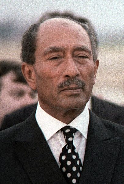 파일:external/upload.wikimedia.org/406px-Anwar_Sadat_cropped.jpg