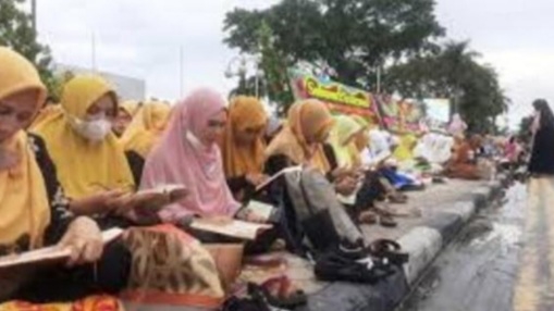 Fatwa MUI Banten Haramkan Ngaji di Trotoar, Monica: Kalau Bukan Komunis Pasti Iblis yang Kepanasan Jika Mendengarkan Al-Quran