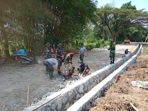 Semangat Kebersamaan Antara Satgas TMMD Kodim 0619/PWK Bersama Warga 