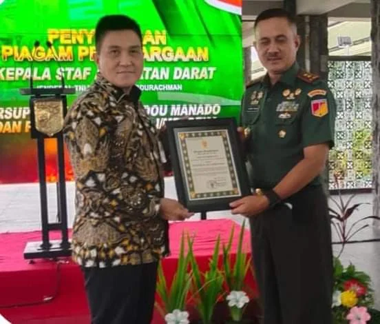 Kepala Staf Angkatan Darat (Kasad) Jenderal TNI Dudung Abdurachman memberikan penghargaan khusus kepada manajemen RSUP Prof. dr. R.D. Kandou Manado, yang diserahkan oleh Pangdam XIII Merdeka, Mayor Jenderal TNI Alfret Denny Djoike Tuejeh. (Foto istimewa)