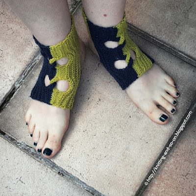 Free Knitting Pattern - Garudasa Yoga Socks