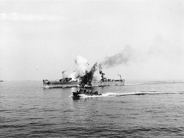 파일:external/upload.wikimedia.org/USS_Savannah_%28CL-42%29_is_hit_by_a_German_guided_bomb%2C_off_Salerno%2C_11_September_1943.jpg