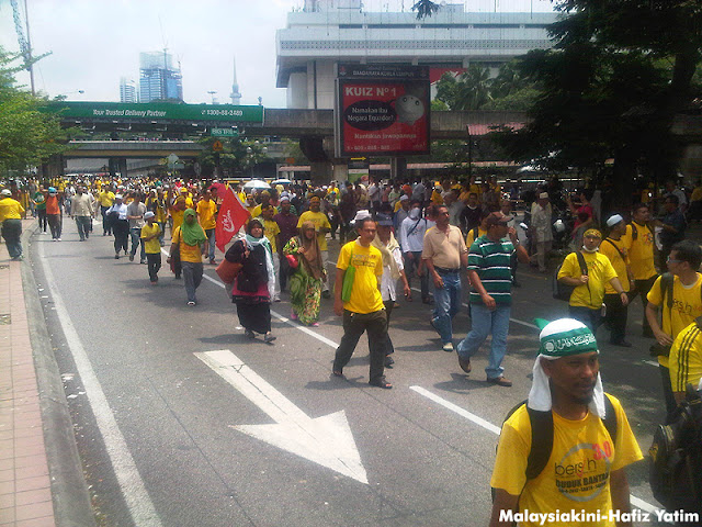 Bersih 3.0 - ஒரு லட்சம் பேர் தலைநகர் கோலாலம்பூரில் குவிந்துள்ளனர். கண்ணீர்ப்புகைக் குண்டுகள் வீசப்பட்டுள்ளது. Bandar-Kuala-Lumpur-20120428-00277