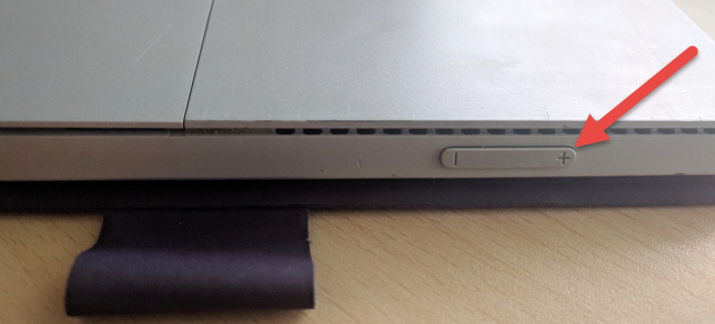 Maintenez le bouton d'augmentation du volume enfoncé sur une tablette Surface Pro