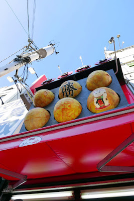 I went for the takoyaki stand Ganso Donaiya with the famous rotating takoyaki sign almost like a slow-mo slot machine, but with the takoyaki balls instead.