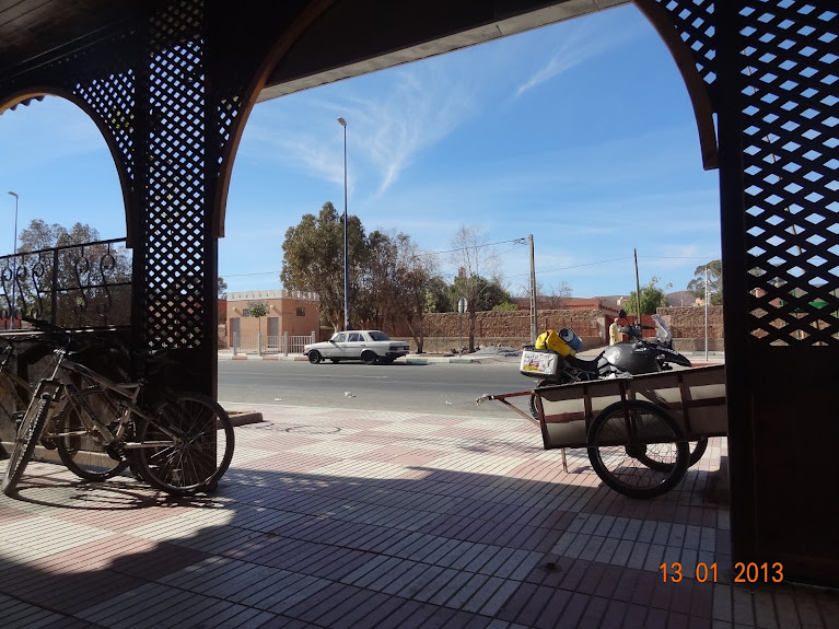 Por Marrocos e Mauritãnia, a queimar Pneu e Gasolina  - Página 2 DSC05669