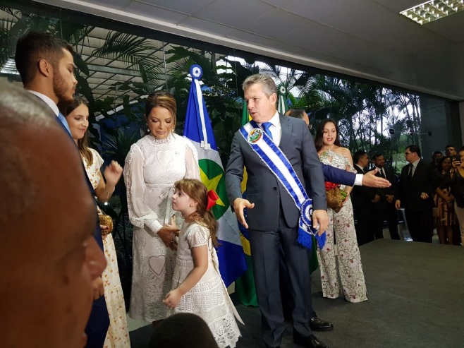 Mauro quebra protocolo e dança rasqueado em cerimônia de posse