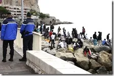 Migranti sugli scogli a Ventimiglia