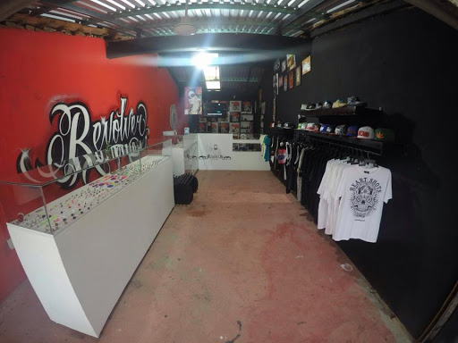 Revolver México, Av. Alfonso Pérez Gasga, Bahia Principal, 71980 Puerto Escondido, Oax., México, Tienda de tatuajes | OAX