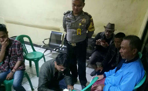 
Terlibat Cekcok Hingga Pemukulan, Polsek Cibadak Lakukan Hal Ini
