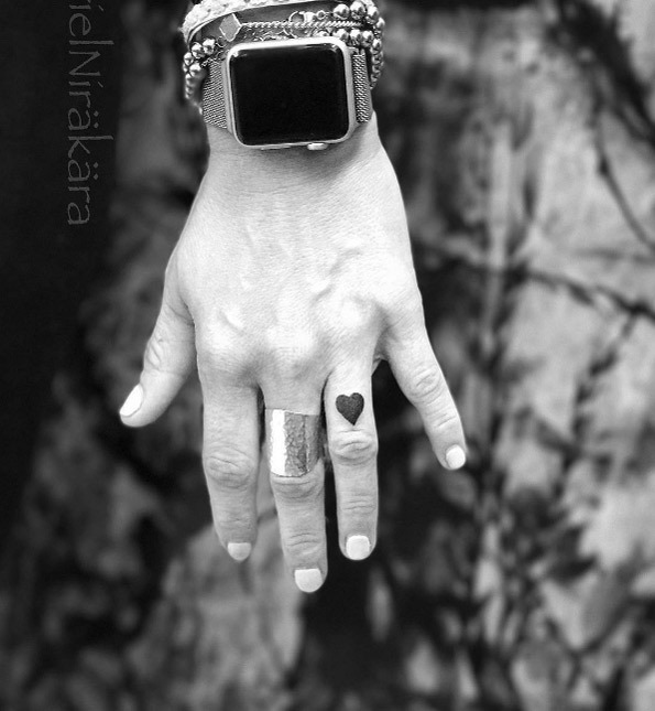 este_pesado_blackwork_coraço este_pesado_blackwork_coraço