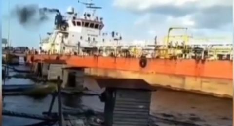 Kapal Tanker Pertamina Tabrak Jamban, Warga Kocar-kacir Selamatkan Diri 