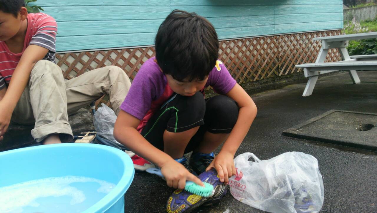 コシヒカリの郷 子ども自然体験村in南魚沼 朝から靴洗い