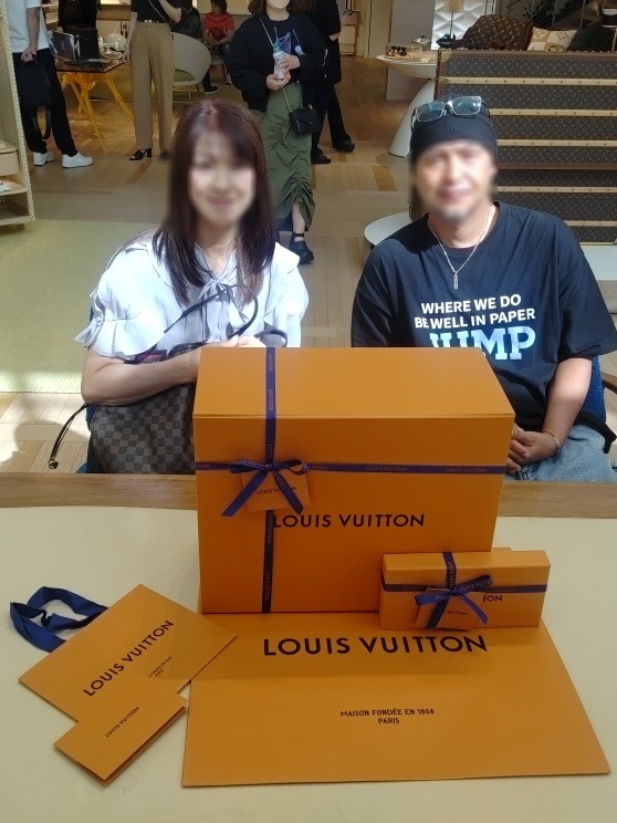 オデッセイのLOUIS VUITTON心斎橋サロンの最上階に・直営のカフェがあるんです・調子こいて行ってみたら珈琲1800円サンドイッチ2800円・なにより驚いたのが・ミネラルウォーター1600円に関するカスタム事例の投稿画像14枚目