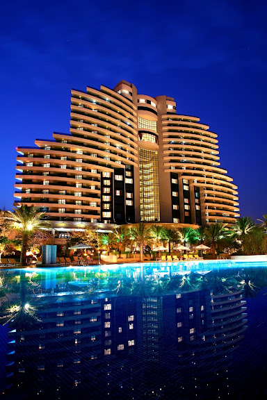 Le Meridien Al Aqah Beach Resort nightview