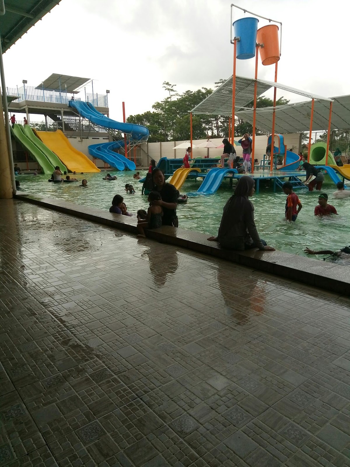 Kolam renang gajah mada