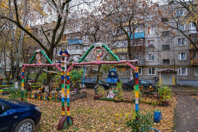 Самодельный светофор во дворе панельной пятиэтажки