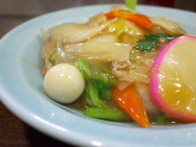 中華丼の上に乗ったうずらの玉子と野菜などの具材