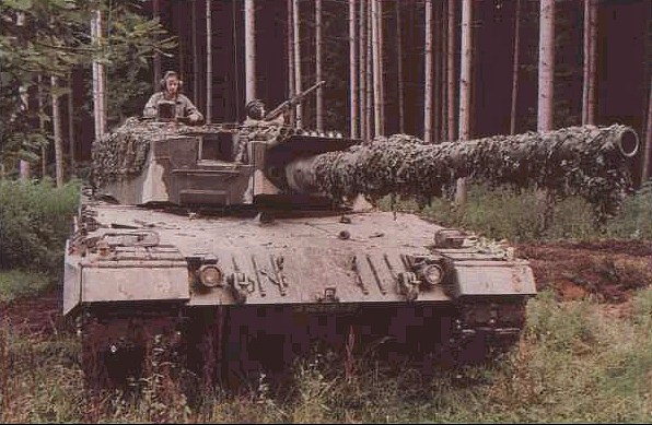 파일:external/www.panzerbaer.de/bw_kpz_leopard_2_a2-001.jpg