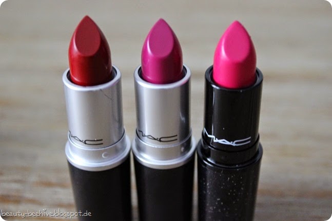 MAC LE Limited Edition Philip Treacy Lippenstift Lipstick Hollywood Cerise No Faux Pas Cardinal Fluidline Blue Peep Blacktrack Nude Pink Blush Pink Highlight Powder Higlighter Swatch Swatches Review Test 5