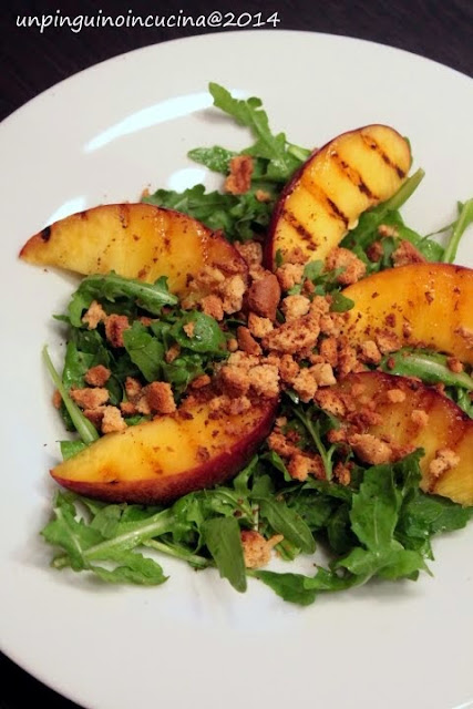 Insalata di rucola con pesche noce grigliate e granella di cantucci