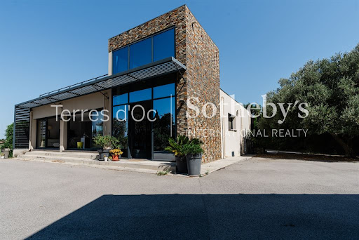 House with pool and terrace 2