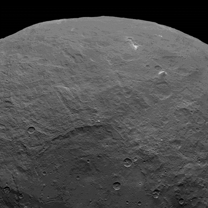 pico em forma de pirâmide em Ceres