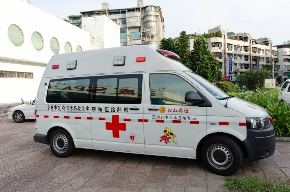 파일:external/upload.wikimedia.org/Taipei_City_Fire_Department_VW_T5_Ambulance_No.56_Ciyou_Parked_in_Front_of_Yuchen_Swimming_Pool_20140817.jpg