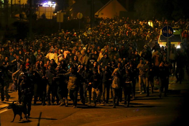 Migrants walk towards the Austrian border after arriving by train in the village of Sentilj, Slovenia, 20 October 2015. Photo: Leonhard Foeger / REUTERS