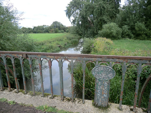 CIMG9976 County boundary on the River Thame