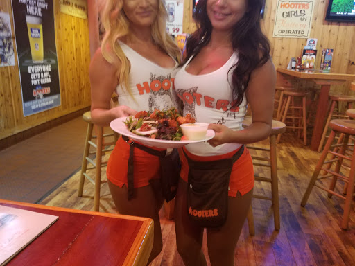 American Restaurant «Hooters», reviews and photos, 1290 Riverdale St, West Springfield, MA 01089, USA