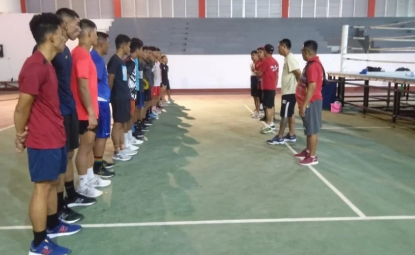 Para petinju Sulawesi Utara yang menjalani Training Center di Gedung ex. Lapangan Tenis Indoor depan kolam renang Ranowangun Sario, Manado. (Foto istimewa)