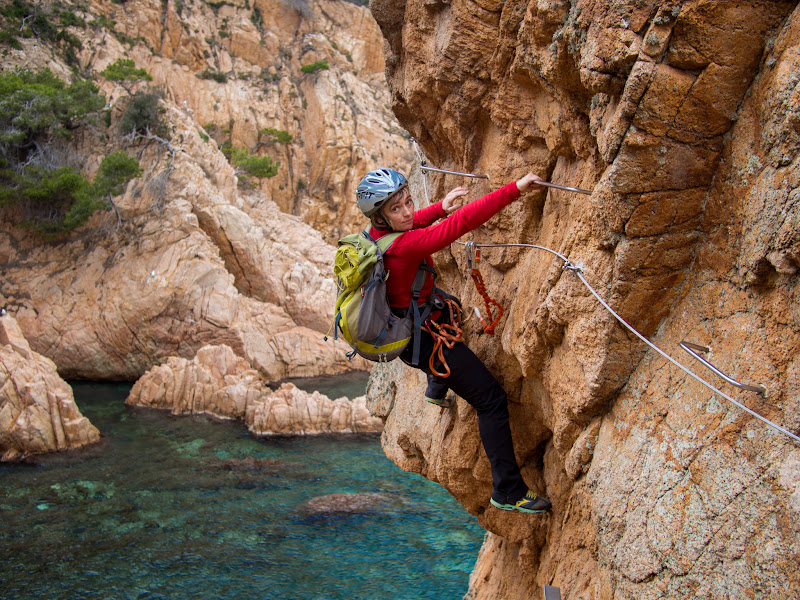 Pas atlètic sobre el mar gairebé al final de la ferrada