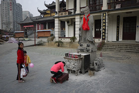 child praying at Chang Chun Temple